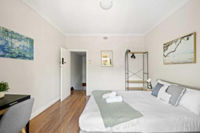 Rustic Queen Room in Glebe - Next to USYD - Shared Bathroom, Sydney